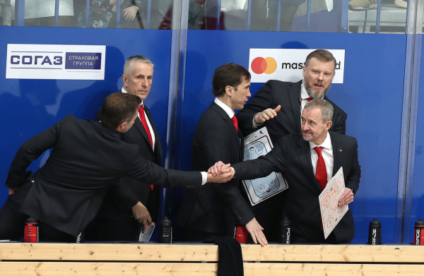 
        «Никто не хочет уступать, поэтому и эмоции, и борьба, и такой накал на льду». Емелин, Семёнов и Франсон о победе в четвертом матче серии
      