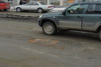 Омские дороги ремонтируют кирпичами с рухнувших в феврале военных складов