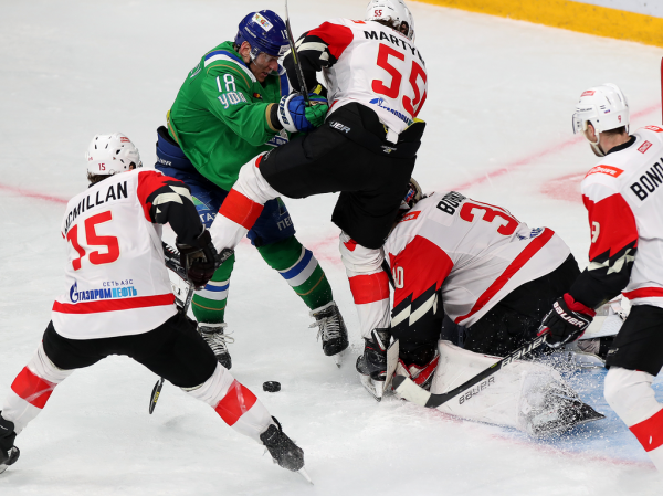 
        «Никто не хочет уступать, поэтому и эмоции, и борьба, и такой накал на льду». Емелин, Семёнов и Франсон о победе в четвертом матче серии
      