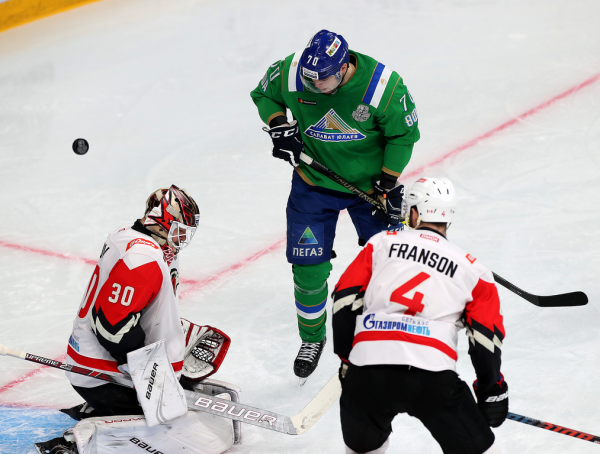 
        «Никто не хочет уступать, поэтому и эмоции, и борьба, и такой накал на льду». Емелин, Семёнов и Франсон о победе в четвертом матче серии
      