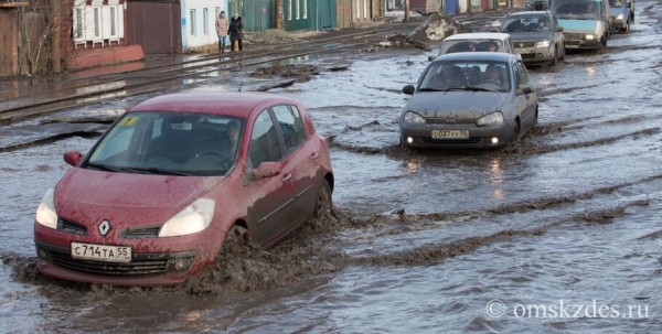 Омские дороги начали превращаться в реки