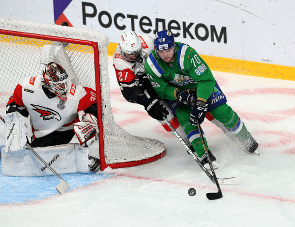 
        «Никто не хочет уступать, поэтому и эмоции, и борьба, и такой накал на льду». Емелин, Семёнов и Франсон о победе в четвертом матче серии
      