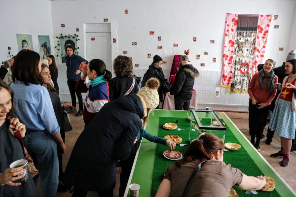 Танцы с медведями vs рейв-хоровод: две Масленицы в Омске 