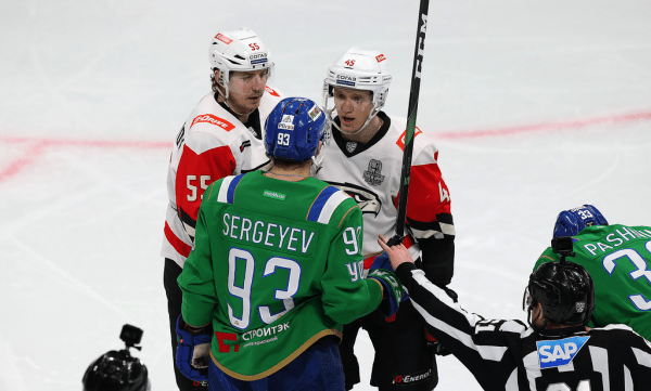 
        «Никто не хочет уступать, поэтому и эмоции, и борьба, и такой накал на льду». Емелин, Семёнов и Франсон о победе в четвертом матче серии
      
