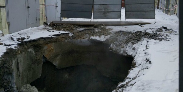 Пятиметровый провал образовался возле дороги Амурского посёлка