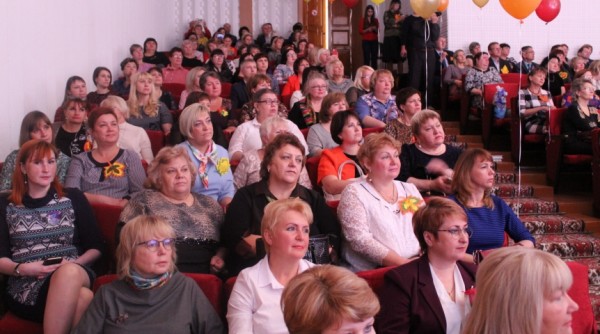 «Случайных людей здесь нет»: омских педагогов поздравили с Днем учителя