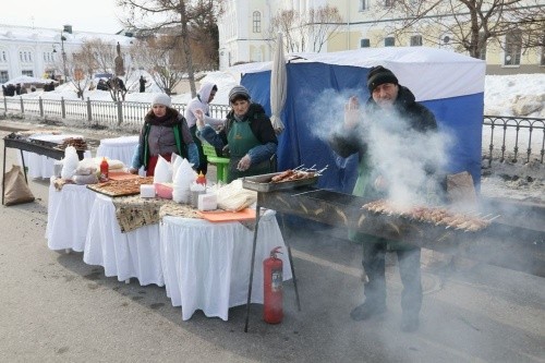 Приходи, весна-красна: как омичи провожали Масленицу на Любинском