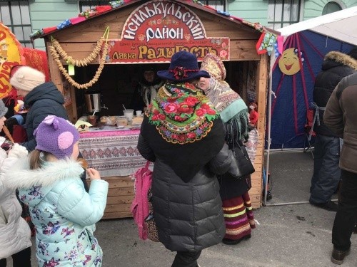 Приходи, весна-красна: как омичи провожали Масленицу на Любинском