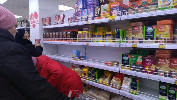 Власти просят не паниковать, а омичи сметают продукты с полок в магазинах 