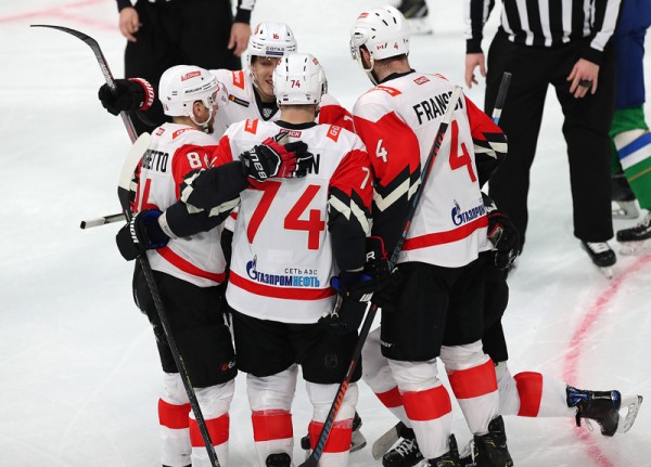 
        «Никто не хочет уступать, поэтому и эмоции, и борьба, и такой накал на льду». Емелин, Семёнов и Франсон о победе в четвертом матче серии
      