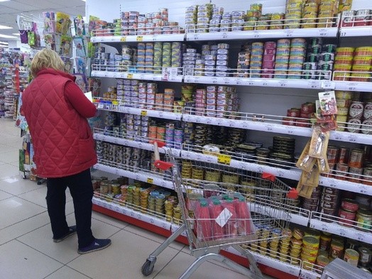 Власти просят не паниковать, а омичи сметают продукты с полок в магазинах 