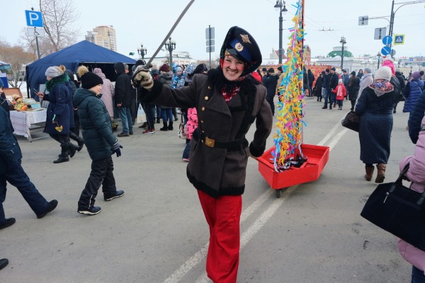 Танцы с медведями vs рейв-хоровод: две Масленицы в Омске 