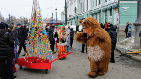 Танцы с медведями vs рейв-хоровод: две Масленицы в Омске 