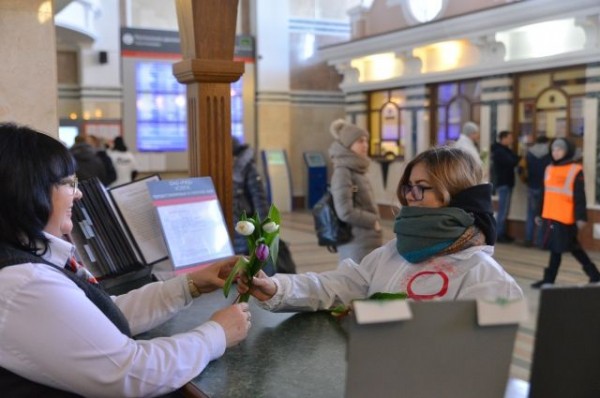 8 марта на Омском железнодорожном вокзале всем женщинам будут дарить цветы