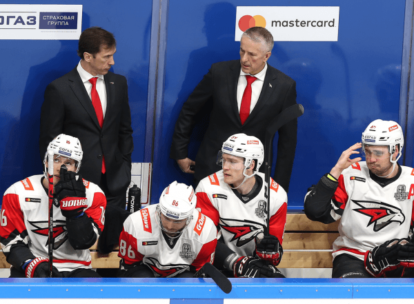 
        «Никто не хочет уступать, поэтому и эмоции, и борьба, и такой накал на льду». Емелин, Семёнов и Франсон о победе в четвертом матче серии
      