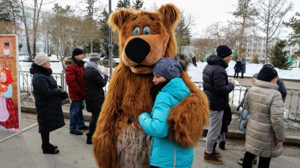 Танцы с медведями vs рейв-хоровод: две Масленицы в Омске 