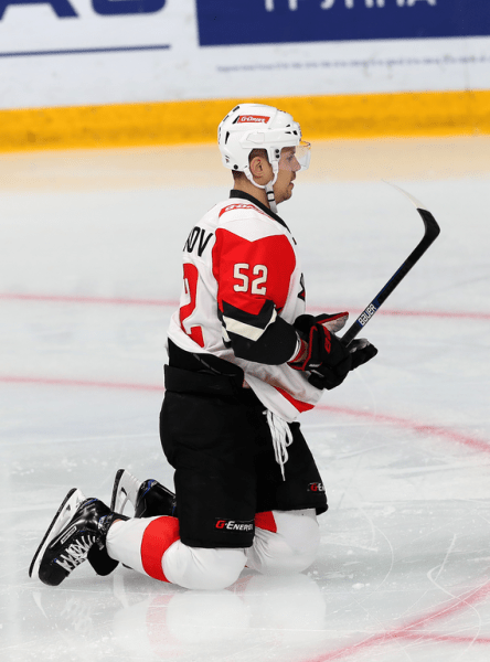 
        «Никто не хочет уступать, поэтому и эмоции, и борьба, и такой накал на льду». Емелин, Семёнов и Франсон о победе в четвертом матче серии
      