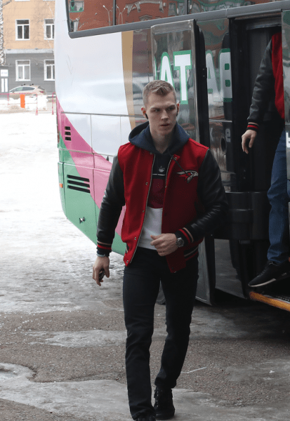 
        «Никто не хочет уступать, поэтому и эмоции, и борьба, и такой накал на льду». Емелин, Семёнов и Франсон о победе в четвертом матче серии
      