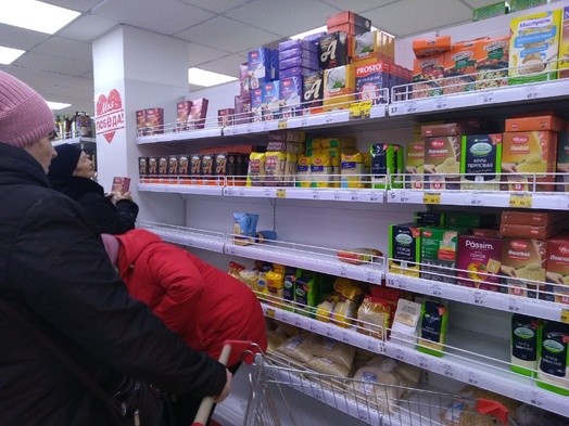 Власти просят не паниковать, а омичи сметают продукты с полок в магазинах 