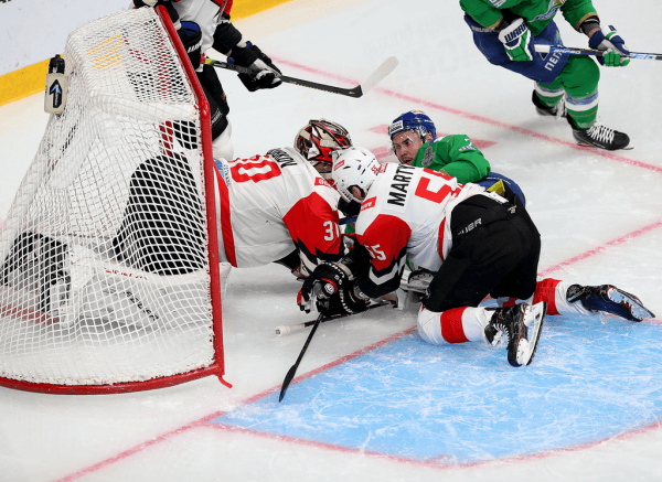 
        «Никто не хочет уступать, поэтому и эмоции, и борьба, и такой накал на льду». Емелин, Семёнов и Франсон о победе в четвертом матче серии
      