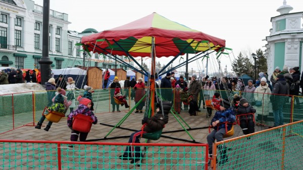 Танцы с медведями vs рейв-хоровод: две Масленицы в Омске 