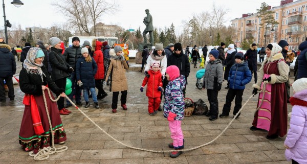 Танцы с медведями vs рейв-хоровод: две Масленицы в Омске 