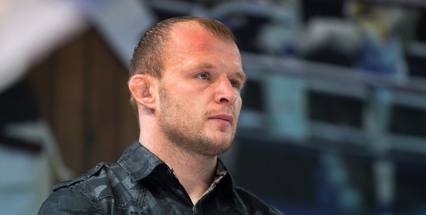 Александр Шлеменко о согласии на бой с Емельяненко: "Я мужчина и ни от кого не бегаю" Александр Шлеменко о согласии на бой с Емельяненко: "Я мужчина и ни от кого не бегаю"