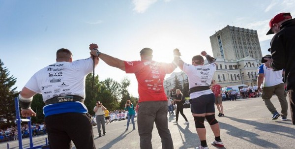 Два омских силача стали лучшими на турнире Шварценеггера