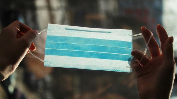 «На балконе веревка, чтобы спускать за едой». Будни омичей, запертых на карантине 