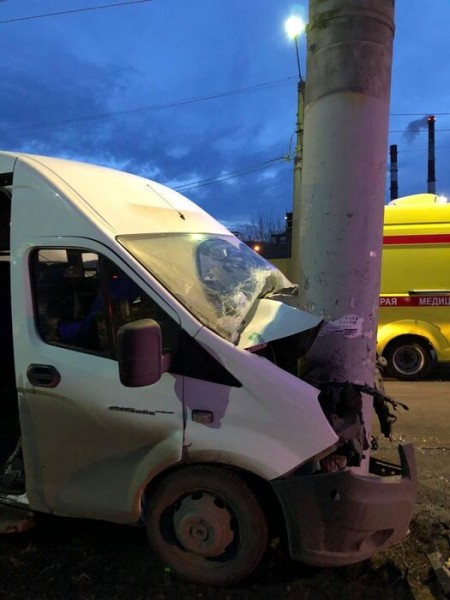Пассажирская маршрутка в Омске врезалась в столб. Есть пострадавшие Пассажирская маршрутка в Омске врезалась в столб. Есть пострадавшие