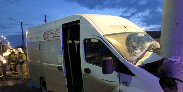 Пассажирская маршрутка в Омске врезалась в столб. Есть пострадавшие Пассажирская маршрутка в Омске врезалась в столб. Есть пострадавшие