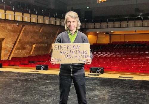 Дирижер омской филармонии Дмитрий Васильев провел одиночный пикет Дирижер омской филармонии Дмитрий Васильев провел одиночный пикет