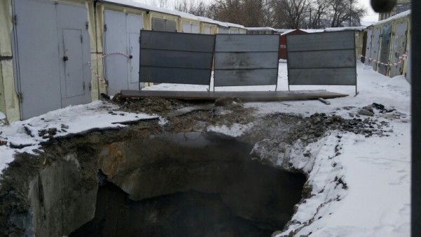 В Омской области провалилась часть дороги 