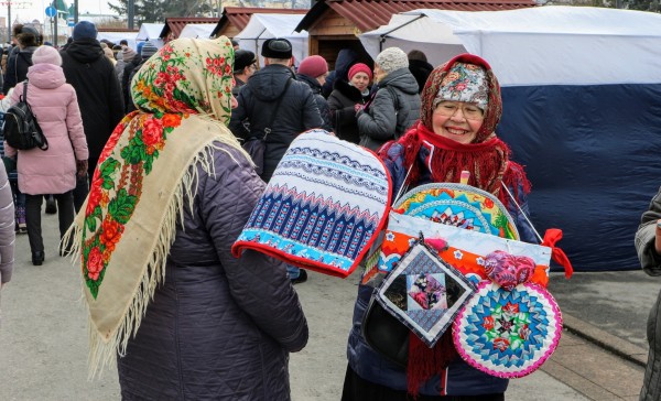 Танцы с медведями vs рейв-хоровод: две Масленицы в Омске 