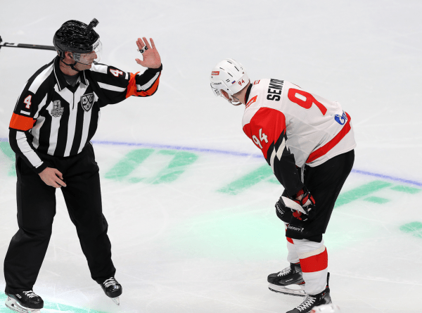 
        «Салават Юлаев» выходит вперёд. Главные события третьего матча серии
      