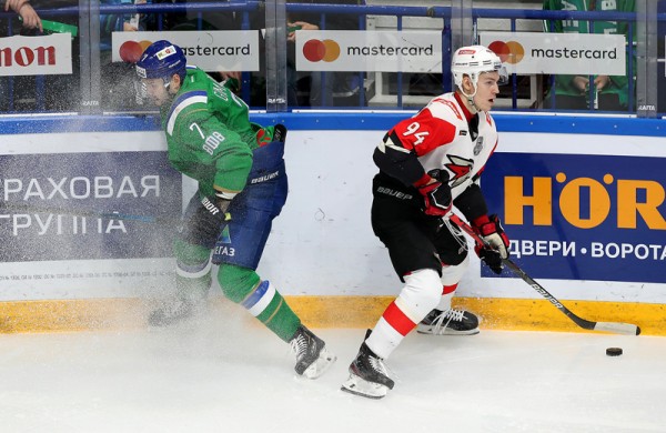 
        «Никто не хочет уступать, поэтому и эмоции, и борьба, и такой накал на льду». Емелин, Семёнов и Франсон о победе в четвертом матче серии
      