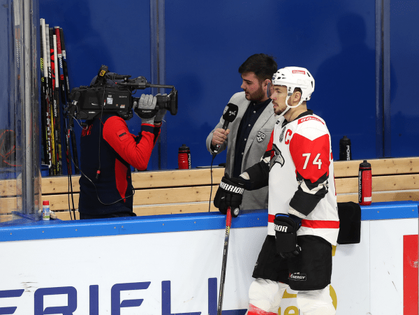 
        «Никто не хочет уступать, поэтому и эмоции, и борьба, и такой накал на льду». Емелин, Семёнов и Франсон о победе в четвертом матче серии
      