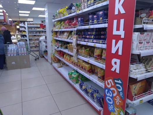 Власти просят не паниковать, а омичи сметают продукты с полок в магазинах 