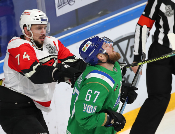 
        «Никто не хочет уступать, поэтому и эмоции, и борьба, и такой накал на льду». Емелин, Семёнов и Франсон о победе в четвертом матче серии
      