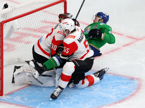 
        «Никто не хочет уступать, поэтому и эмоции, и борьба, и такой накал на льду». Емелин, Семёнов и Франсон о победе в четвертом матче серии
      