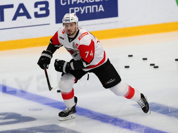
        «Никто не хочет уступать, поэтому и эмоции, и борьба, и такой накал на льду». Емелин, Семёнов и Франсон о победе в четвертом матче серии
      