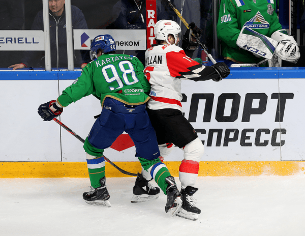 
        «Никто не хочет уступать, поэтому и эмоции, и борьба, и такой накал на льду». Емелин, Семёнов и Франсон о победе в четвертом матче серии
      