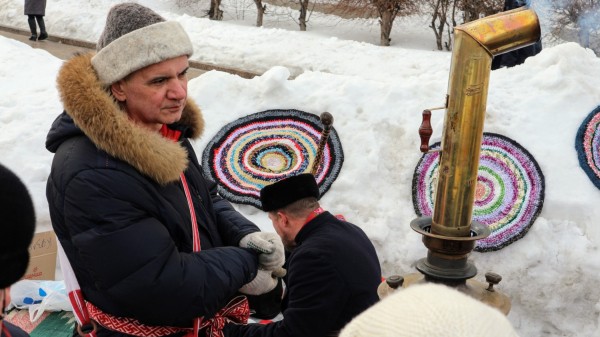 Танцы с медведями vs рейв-хоровод: две Масленицы в Омске 