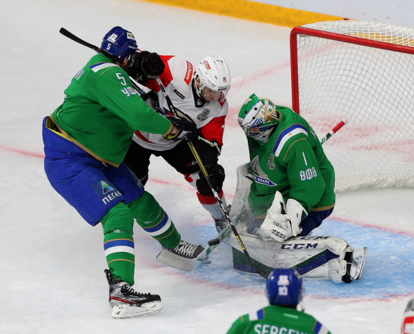 
        «Никто не хочет уступать, поэтому и эмоции, и борьба, и такой накал на льду». Емелин, Семёнов и Франсон о победе в четвертом матче серии
      