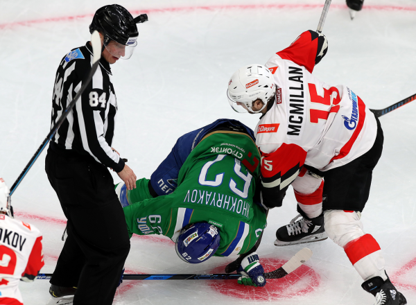 
        «Салават Юлаев» выходит вперёд. Главные события третьего матча серии
      