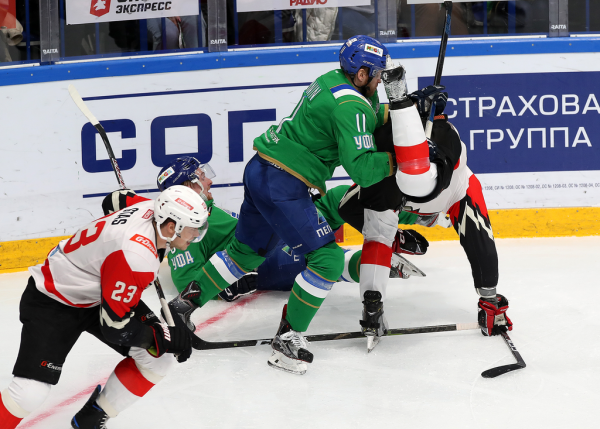 
        «Салават Юлаев» выходит вперёд. Главные события третьего матча серии
      