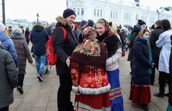 Танцы с медведями vs рейв-хоровод: две Масленицы в Омске 