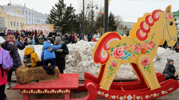 Танцы с медведями vs рейв-хоровод: две Масленицы в Омске 