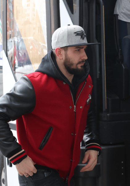 
        «Никто не хочет уступать, поэтому и эмоции, и борьба, и такой накал на льду». Емелин, Семёнов и Франсон о победе в четвертом матче серии
      