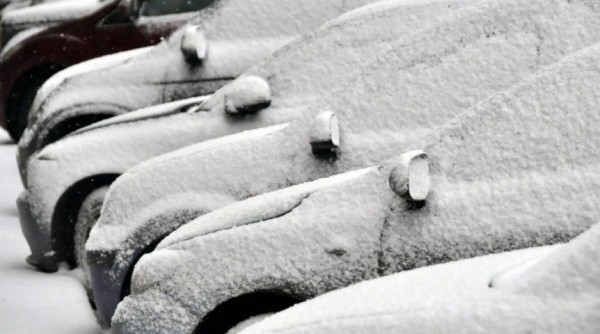 В омских дворах запретили прогрев авто